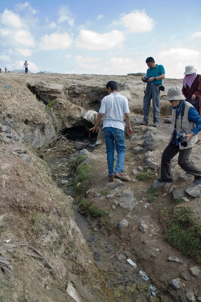 ちょろちょろ流れる温泉の川や池、それに乗るとふわふわで柔らかく暖かい地面があちこちにあります。