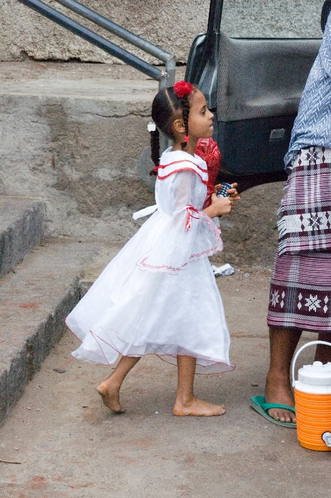 ハドラマウト出身のアブダッラーが、メッカ巡礼の帰りに立ち寄る<br /><br />ここにもお姫様ドレスに裸足の少女が・・・<br />そして自家用車に乗り込みました。