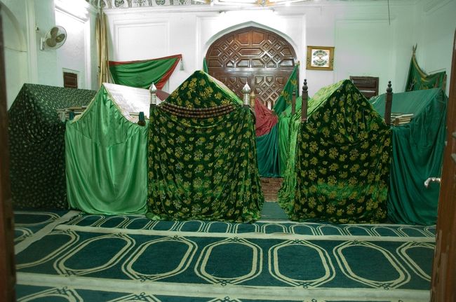 結局ここに住み着き、神秘主義を広めました<br />１４８８年モスクを建設<br />１５０８年ここで亡くなる<br />モスクは見られないが、アブダッラーや家族の墓を見学