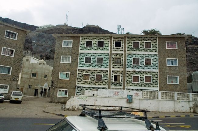 車窓から<br />途中　ロシア、イギリス、イエメン様式など色々な様式の建物が並んでいました。<br />ムスリム初の共産圏になったりイギリス統治下におかれたり、色々な時代を経てきたことが忍ばれます。