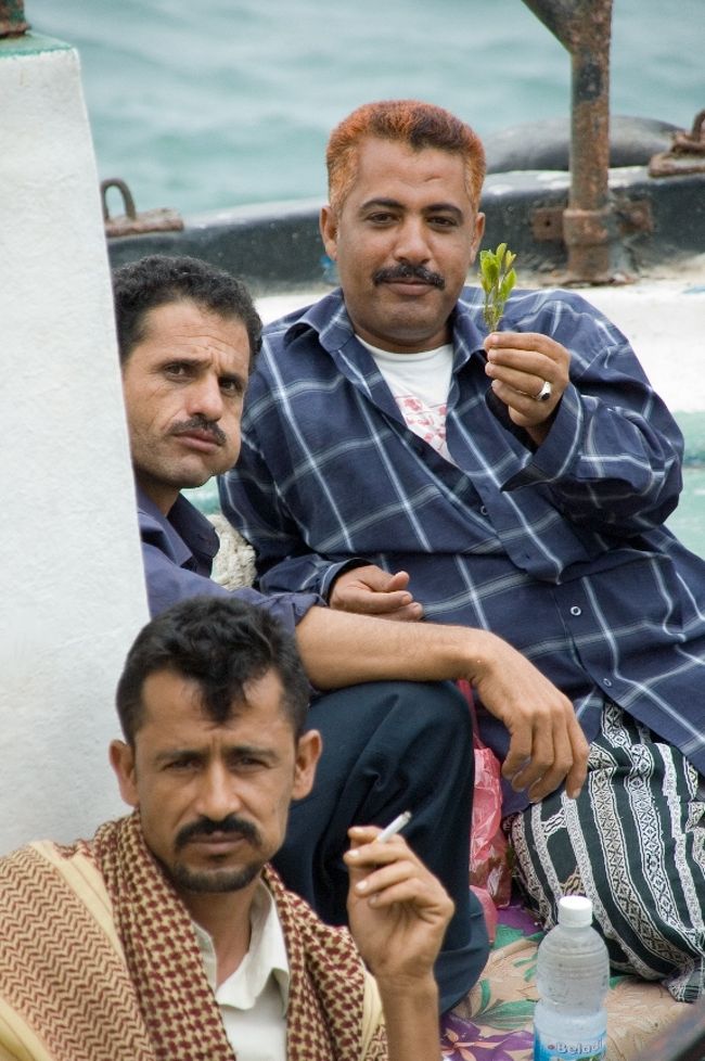 港の船ではもう瘤取り兄さんたちが横たわってカートの陶酔？に浸っています。