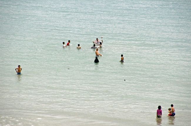 男女一緒に裸になれません。<br />少ないが女性専用のビーチもあるそうですが。<br />ひやー！ここでは黒い服で泳いでいます　