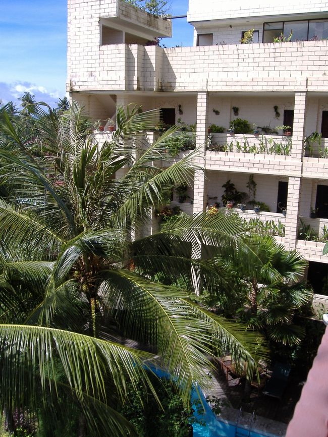 ホテル到着。かなり暑いぃ、冷房は欠かせませんねぇ。なぜか日本アニメが放送されてました。クレヨンしんちゃんやポケモンとか。。。