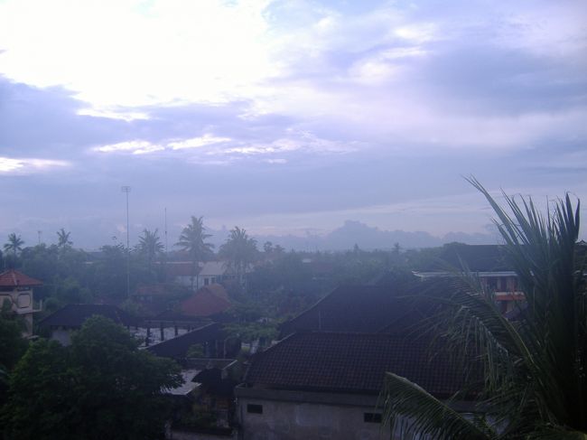 翌朝の風景。<br />明け方、雨が降って、その後晴れてきたせいで、霧がものすごい。雨季である今の時期は、スコールがよくあって、タイミングが悪いとずぶぬれになってしまう。その割には、傘を携帯している人がいないのが不思議。