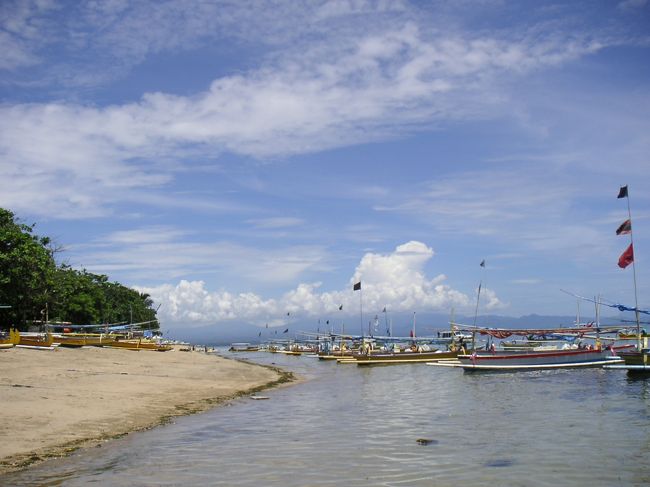 ダイビングへ。<br />ボートでヌサペニダに。<br />非常に波は穏やかで、南国のそよ風がとっても気持ちが良い。