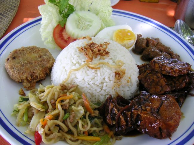 昼食。<br />浜辺の一角にある、ちょっとしたレストランで食べる。青空の下で食べるのはとても気分が良いねぇ。<br />インドネシア料理の盛り合わせ？<br />とてもおいしい。右の砂糖醤油で焼いたような鶏肉がちょい辛でおいしい。