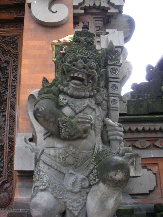 夕方にダイビングが終わったので、街に繰り出すことに。<br />道端に小さな寺院のようなものがあって、石像が日本の狛犬のように、門の両端に置かれている。<br />以下、その石像。