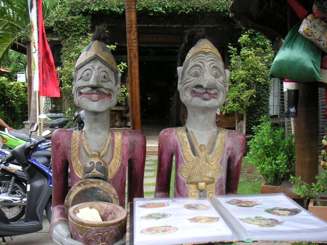 石像?：レストランの前にも、石像が。。。表情がいいね