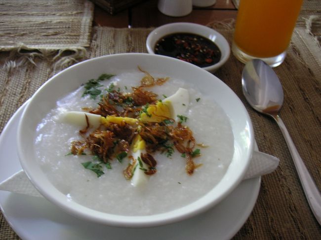 翌朝の朝食。<br />おかゆ。まんなかの甘辛い薬味と向こうに見える、たれ？みたいなのをかけると、”ごはんですよ〜”でお馴染みののり佃煮を、甘辛味したようなしっかりとした風味で、あっさりとしたおかゆでも食がすすむ。