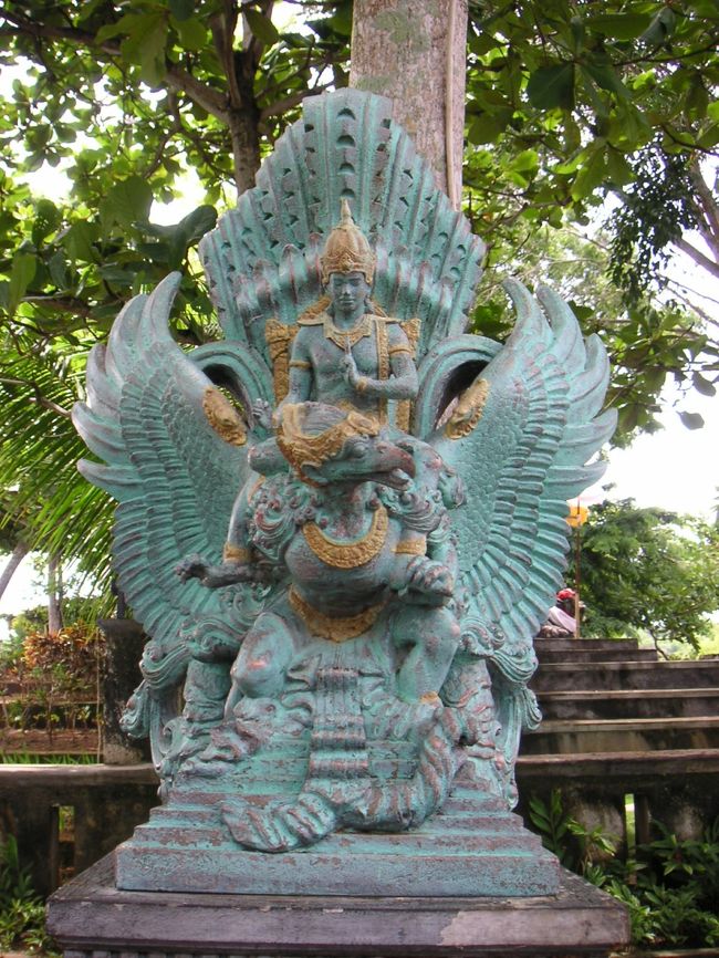 またもや潜ったあとに、観光に出かける。<br />バリで有名な公園（庭園？）に行く。ガルーダと呼ばれる、頭部が鷲、それ以外は人間という伝説の生き物がいて、インドネシアの人たちは、とっても崇高している。ちなみに、ガルーダ航空はそこから名づけたらしい。