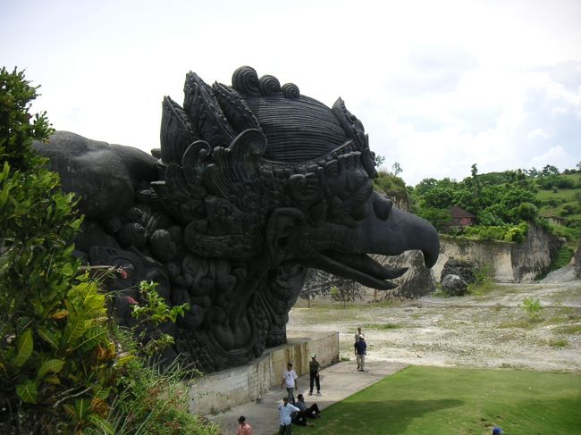 ここにはすごいことに、とてつもない巨大像が存在する。<br />まず、ガルーダ。で、でかい！