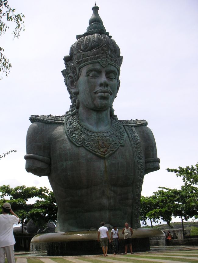 そのガルーダの上に乗る伝説のヒーロー（名前は忘れた。。。）。こいつもでかい！