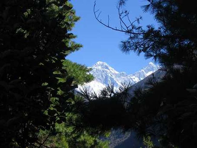 最初に見えるエヴェレスト（ナムチェの手前）