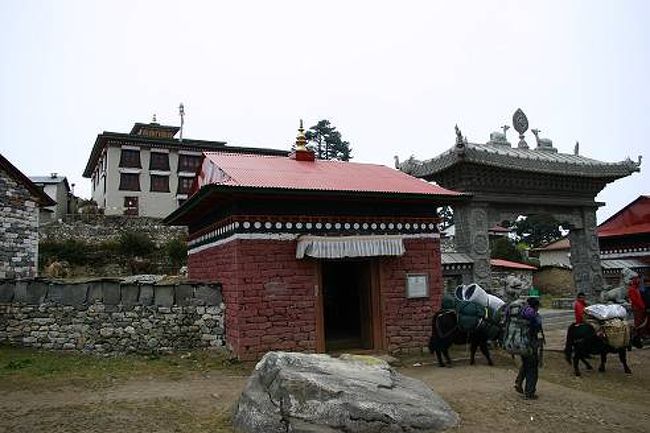 タンボチェの寺院（3860m）