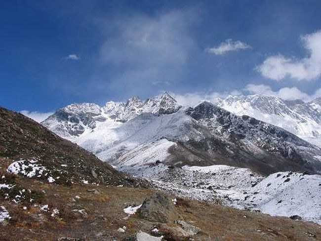 正面に見えるローチェの雄姿<br />（ディンボチェの付近から）