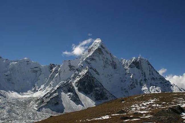 アマダブラムの雄姿（チュクン・リ）より<br />標高5000ｍ付近からの見晴らしです。
