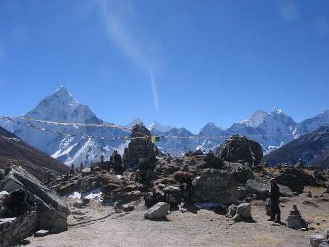 ロブチェに向かう道の途中で<br />急坂を息を切らして登りきったところからです。<br />標高も5000ｍ近いので、ゆっくりと登ります。