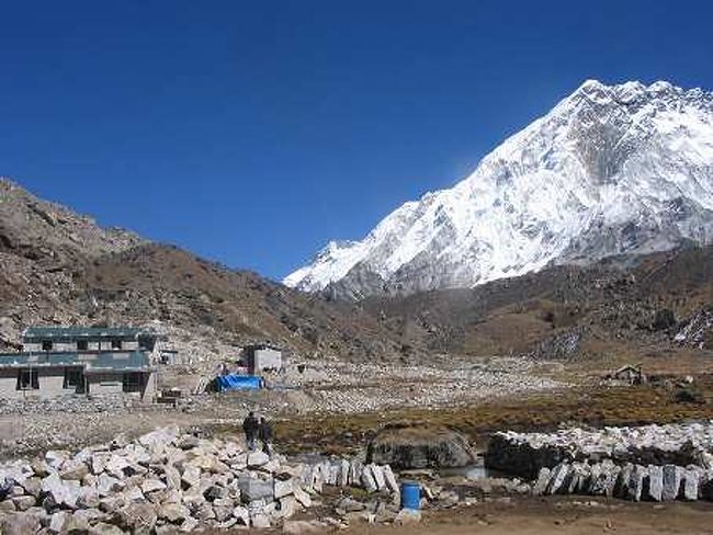 ロブチェ（4980m)より<br />段々と奥の山々が見えてきました。<br />カラパタールまでもう一息です。