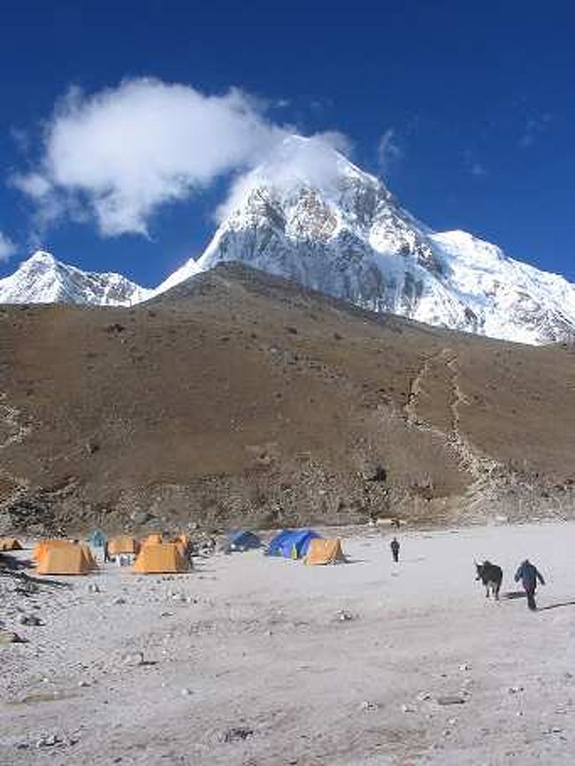 ゴラクシェプ（5170ｍ）からの風景です。<br />奥のやまはプモ・リです。壮大な風景です．．