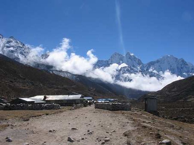 カラパタールからの下山途中<br />ぺリチェ付近にて
