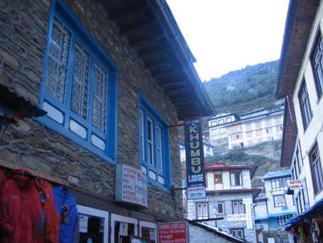 ナムチェ・バザールの風景<br />これからゴ＾キョへ向かいます。