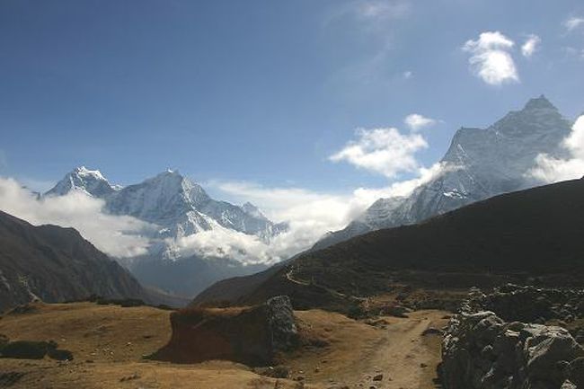 ゴーキョへの道のり<br />雲の上に出てきました。