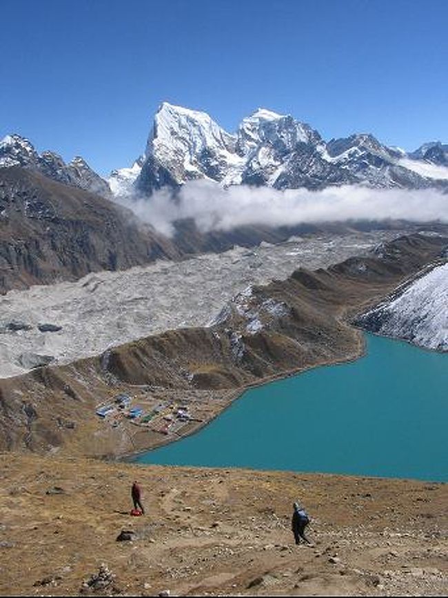 ゴーキョ・ピークへ登る道の途中から<br />氷河湖とチョラチェ・タウチェが<br />すごくきれいでした。