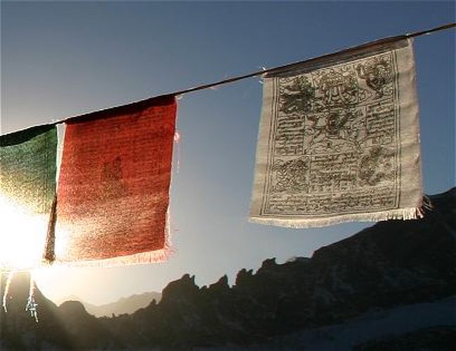 ゴーキョピークにはためくタルチョ（仏旗）
