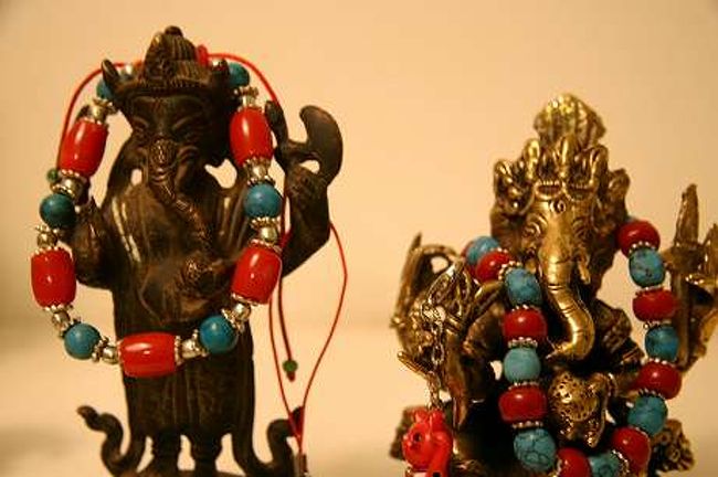 ガネーシャの置物とターコイズ<br />ヒンドゥー教の神様です