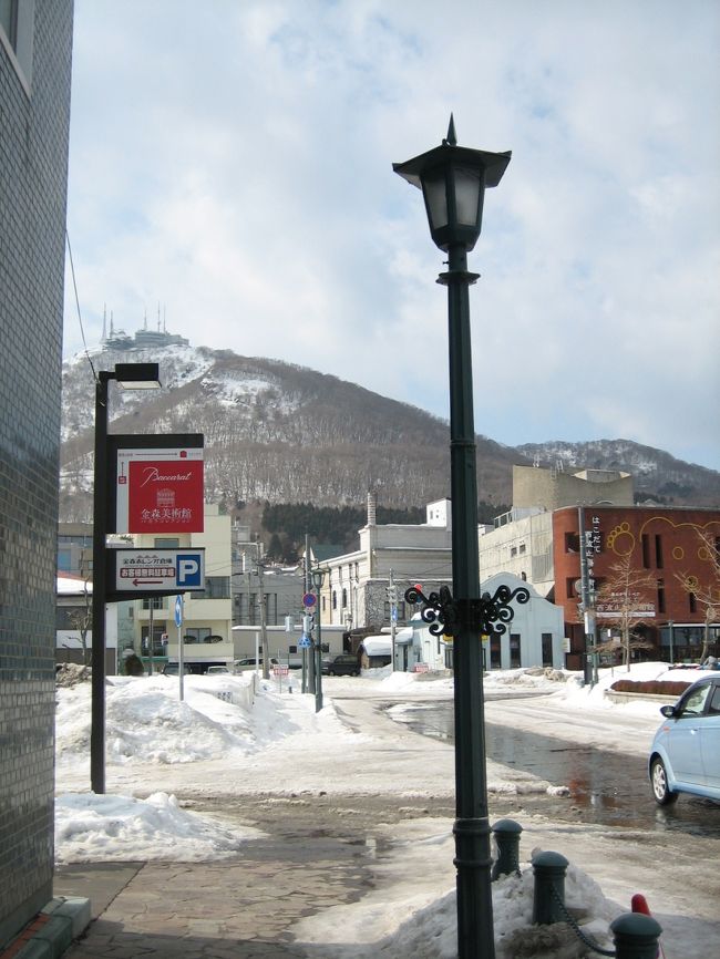 路地から拝む函館山。<br />