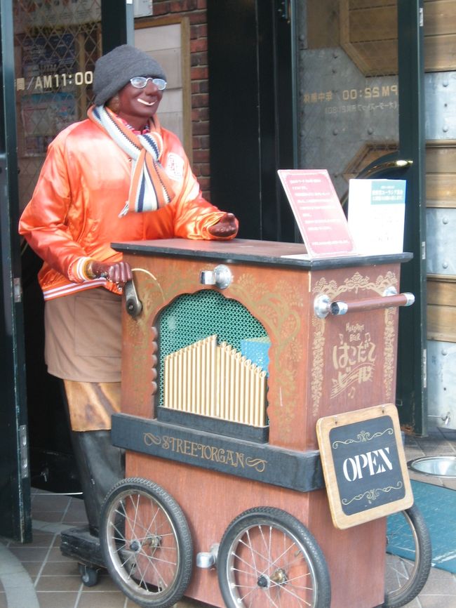 ビール館の入り口にいました。<br />精が出ますね。