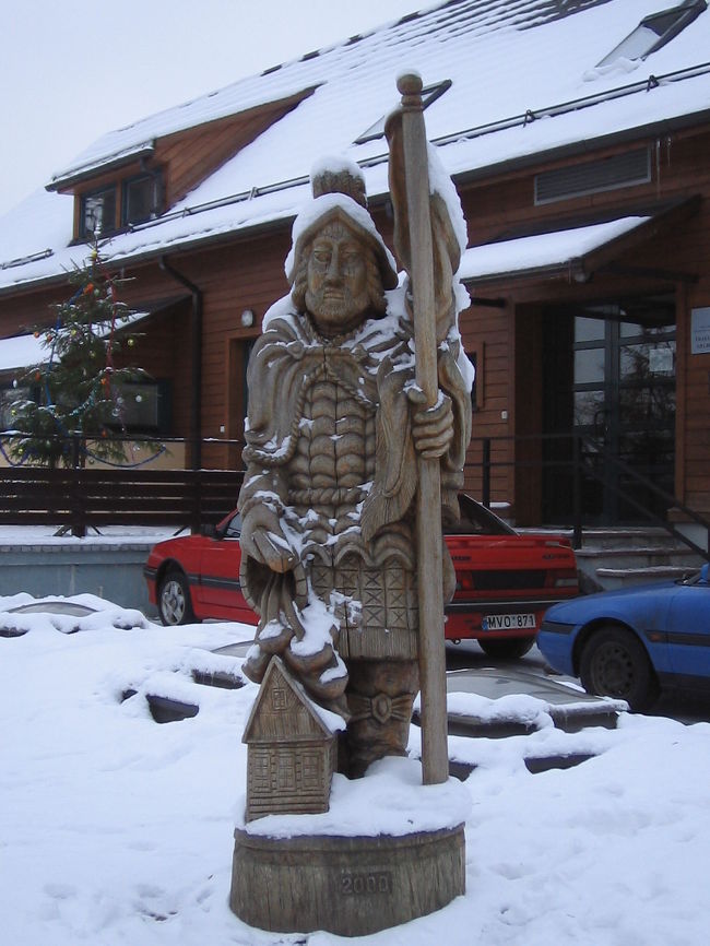 リトアニアのは木でできたものがたくさんある。<br /><br />温かみを感じる