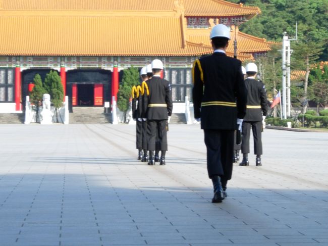 皆ロボットみたいな動きで集合してきました。<br />一人で歩いている人はリーダーだそうです