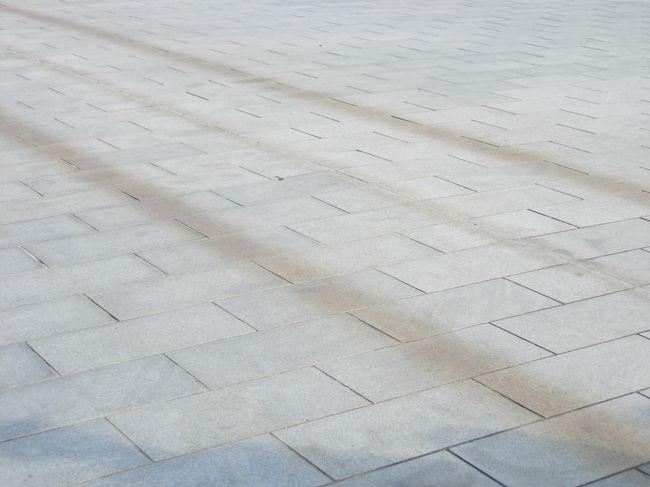 皆規則正しく歩くためか、石畳にはくっきりと足跡が･･･