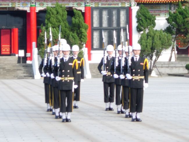 それにしても、英霊は後ろの大殿に祭られているのに、なぜ、振り返ってセレモニーを行うのでしょうか？？