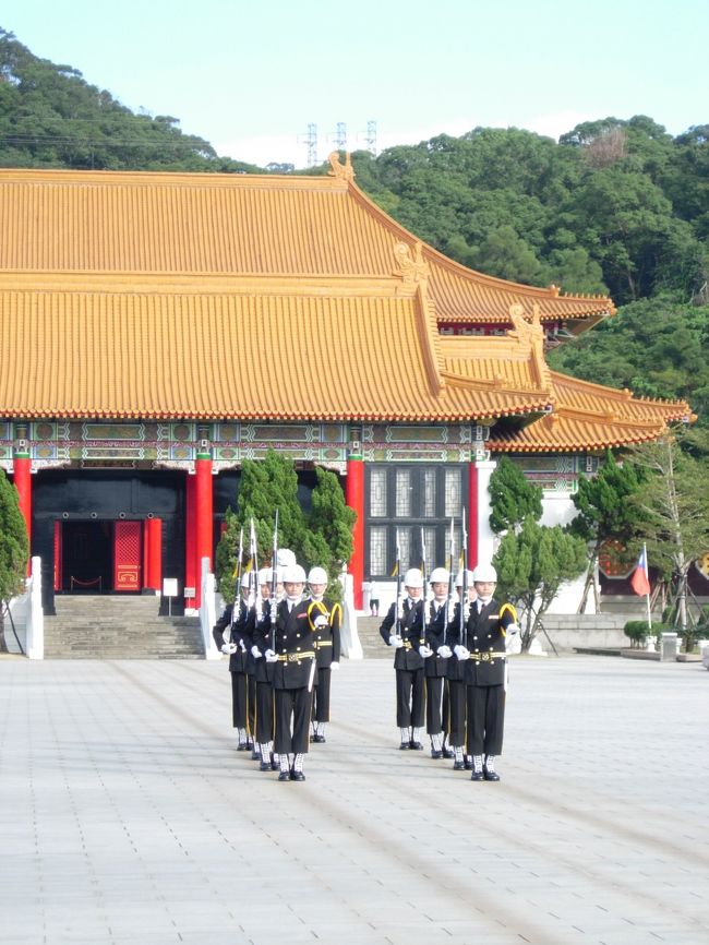 大殿へゆっくりとむかいます。<br />ガシャーンと足音だけが響いてます