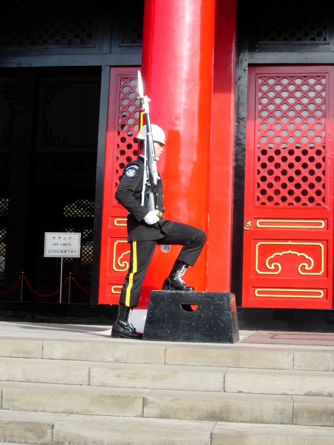 新たに任務につく衛兵が台に乗るところです。<br />どんなときも機械的。