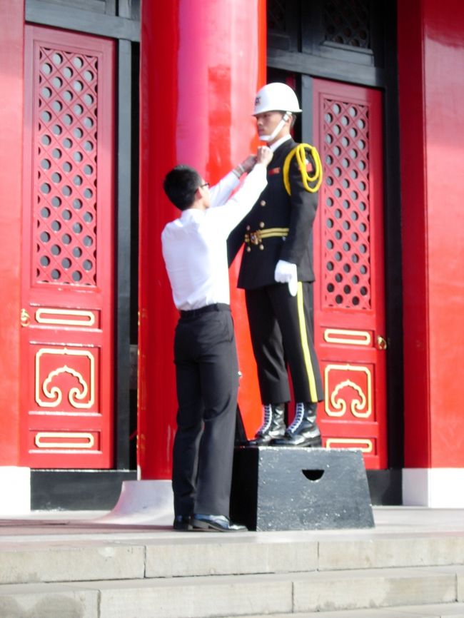 台座に着いたところで、仲間が着衣の乱れを正してくれます。自分で服装も直せないんですねぇ