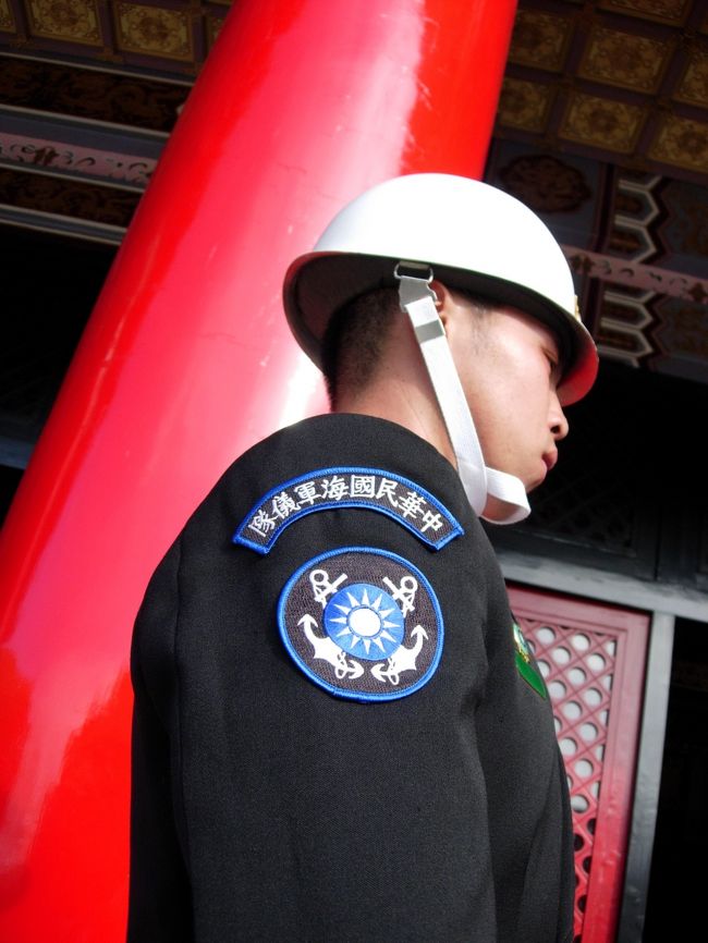 海軍さんでした。<br />ものすごく汗をかいている人もいましたが、汗も拭けず、目の中に入っちゃったりしてかわいそうでした