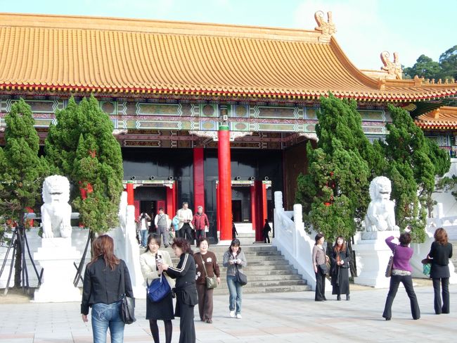 大殿の手前にもこういった建物があります。<br />どなたか名前をご存知ですか？？