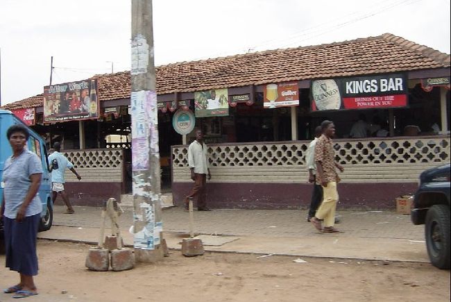 街中のチョップバー。<br />ガーナ風定食屋ってとこでしょうか。