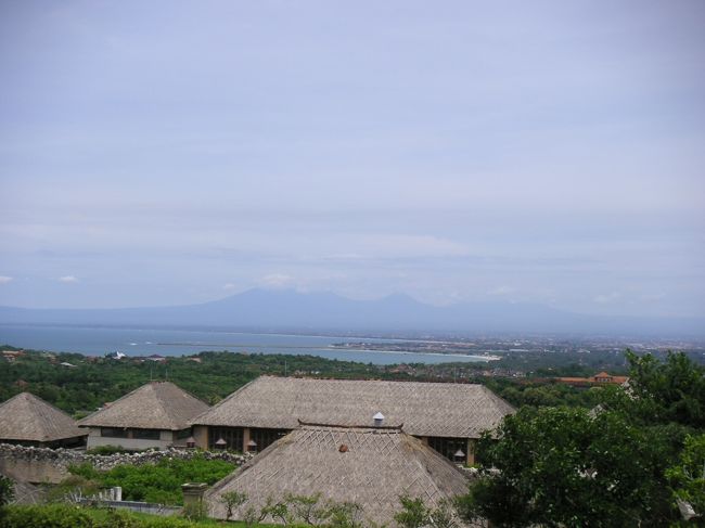 公園からの眺望。<br />バリ島中心のクタ地区・空港があるテンパサール地区が一望できる。木々の緑とエンジ色の屋根のコントラストがとても綺麗。<br />
