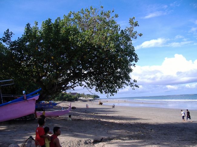 クタビーチ。<br />最終日の朝、買い物のついでに、クタビーチへ。<br />ちなみに、時刻は朝９時くらい。やたらと人が多い。<br />平日の朝から、海水浴ですか。。。ここの人たちは時間の感覚が日本人とはまったく違く、とてもゆったりしている。