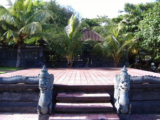 武道会場？<br />そのビーチの近くにあった石が敷き詰められた広場。<br />まさに、ドラゴン○ールで登場する武道会場のよう。<br />ドラゴンの石像もあるし。。。<br /><br />最後に意外なものを発見をし、この地を去ることになりました。とにかく暑かったー<br />