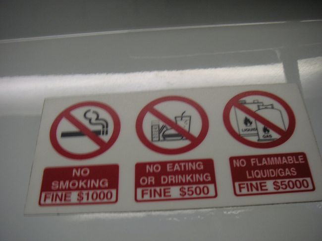 警告。<br />チャンギ空港から、電車に乗って中心地へ。ガーデンシティと呼ばれるシンガポールは綺麗な街で、本当に道端にゴミ一つ捨てられていない。<br />電車の中では、ものも食べてはいけないのか。<br />む〜<br />