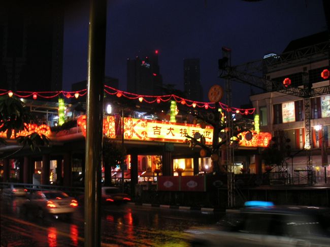 チャイナタウン?。<br />巨大なデパートなどを一通り回った後に、チャイナタウンに行く。旧正月に近いためか、街はおめでたムードいっぱい。中心地のデパートは英語の看板・垂れ幕が多かったが、ここはまさに中国。漢字ばっか。<br />ちなみに、ものすごく豪雨で、折りたたみ傘を買うことに。こんな所で傘を買うとは。。。