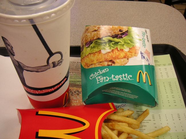 マックにて。<br />私は海外旅行するたびに、一度はマクドナルドに入ります。その国にしか売られていないメニューを頼み、いただくのです。<br />で、チキン・ファンタスティック。言うなれば、唐揚げの鶏肉をだし汁で炊いた硬めのご飯ではさんだようなもの。<br />おいしいです。日本人にも受けるかも＾＾<br />しかし、外国のマックに行くと毎回思うことなのだが、セット以外では売っていないのかと思う。ハンバーガー以外は食べるつもりがないのだが、毎度毎度もったいないので全部食べるはめに。かなり満腹ですよ、いつも。