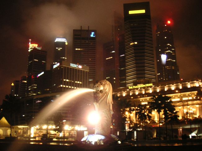 マーライオン。<br />時間がなかったので、とにかく定番だけはと思い向かう。<br />しかし、タクシーの運ちゃんに、”マーライオンがある所に行きたい”と言うが、なかなか通じず。。。”マー”の抑揚が違うみたい。”マァア↑”らしい。さらに、”お前はこの豪雨の中行くのか、誰も行かんぞ”的なこと言われ、”今日行きたいんだよ”と訴え、連れて行ってもらう。<br />誰もいなかった。。。けど、背景のビル群とライトアップされたマーライオンはとっても素敵。