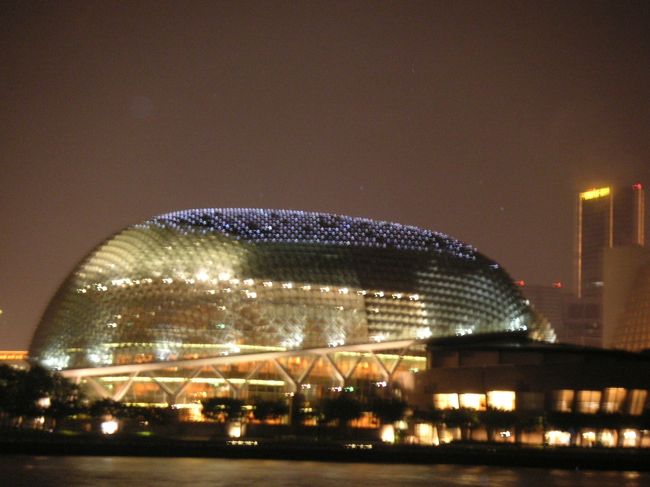 ドリアン?。<br />マーライオン前の川を挟んだ所に見える、ドリアンをイメージした建物。正式名称は”エスプラネード・シアターズ・オン・ザ・ベイ”というらしいが、ドリアンでいいじゃない？<br /><br />