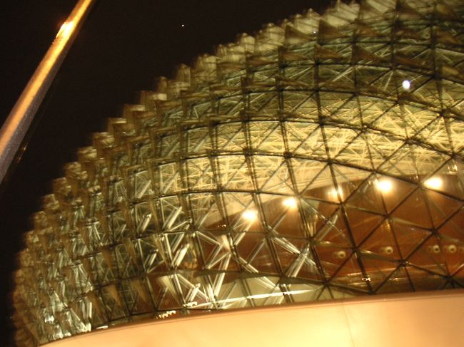 ドリアン?<br />近くに寄ると、外壁がガラス張りであることがわかる。劇場兼コンサートホールらしく、ローリングストーンズの宣伝垂れ幕が掲げられてました。<br />ライトアップがたくさんのガラスに反射し、きらきらしていて、ここもまた素敵。